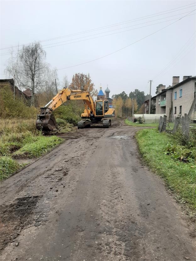 В рамках приоритетного проекта «Дорога к дому» в Боровёнковском сельском поселении начались ремонтные работы участков автомобильной дороги общего пользования местного значения по ул. Новопокровской д. Козловка..